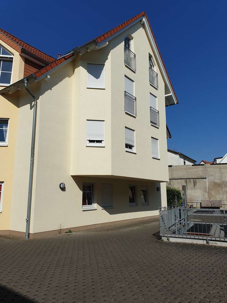 Ruhige Lage ! Tolle geschnittene 3 Zi. EG Wohnung mit Kellerraum und PKW Außenstellplatz