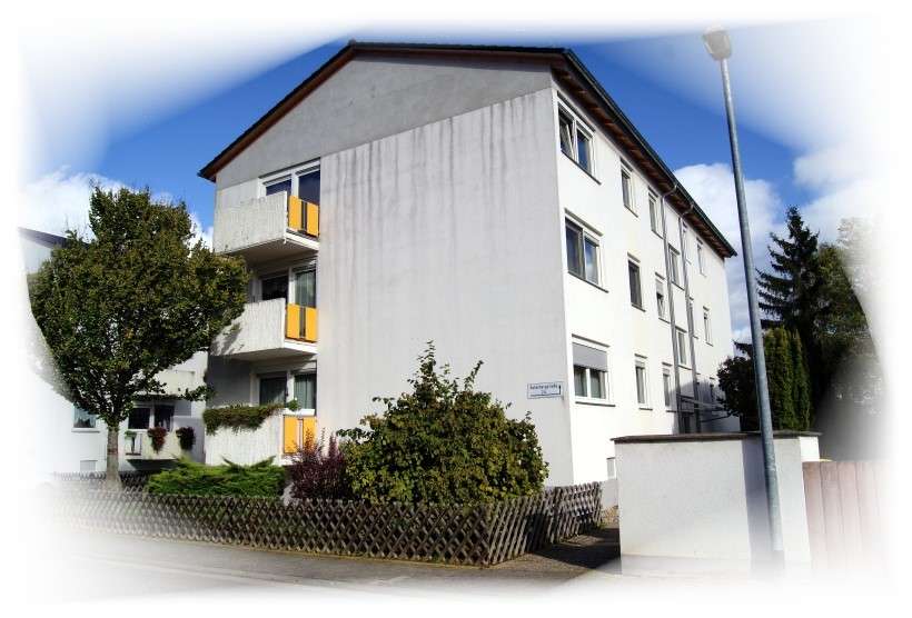 2 Zimmer Etagenwohnung mit Balkon, EBK und PKW-Außenstellplatz in ruhiger und zentraler Lage 