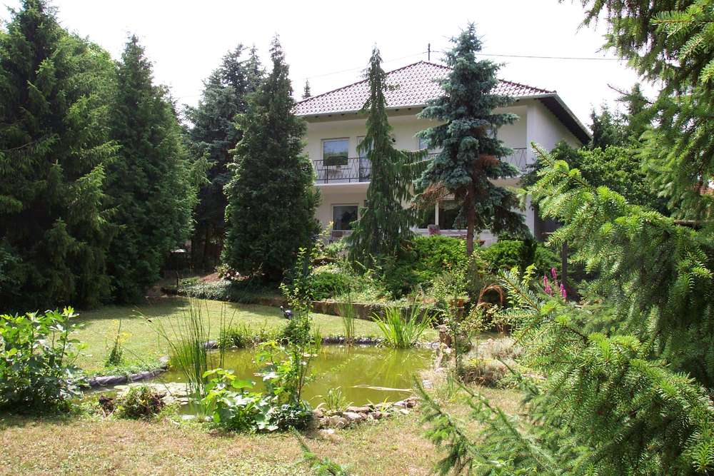 Wohnen wo andere Urlaub machen, großes EFH mit riesiger Gartenfläche und Doppelgarage zu vermieten