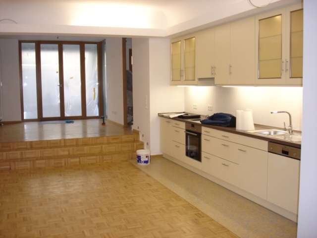 Schnucklige 2 Zi. Whg. mit Loggia und Duplex Tiefgaragenplatz in zentraler Lage der Neustadt