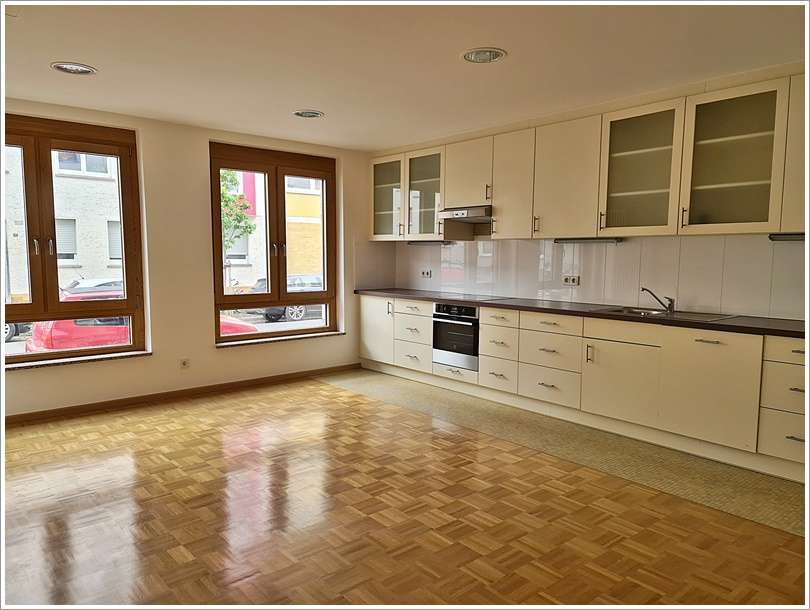 Außergewöhnliche 3 Zi. WHG mit Loggia und Duplex TG Platz zu vermieten- zentraler Lage Neustadt