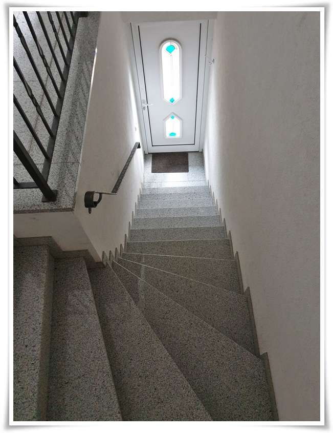 Helle Naturnahe 2 Zi. Whg inkl. EBK und gr. Dachterrasse im 1.OG gelegen  --–kleine Wohneinheit-----