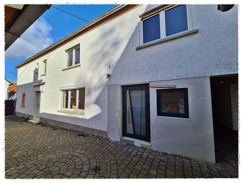 Außergewöhnliches Einfamilienhaus inkl. Grundstück, zwei Nebengebäuden und Carport zu verkaufen