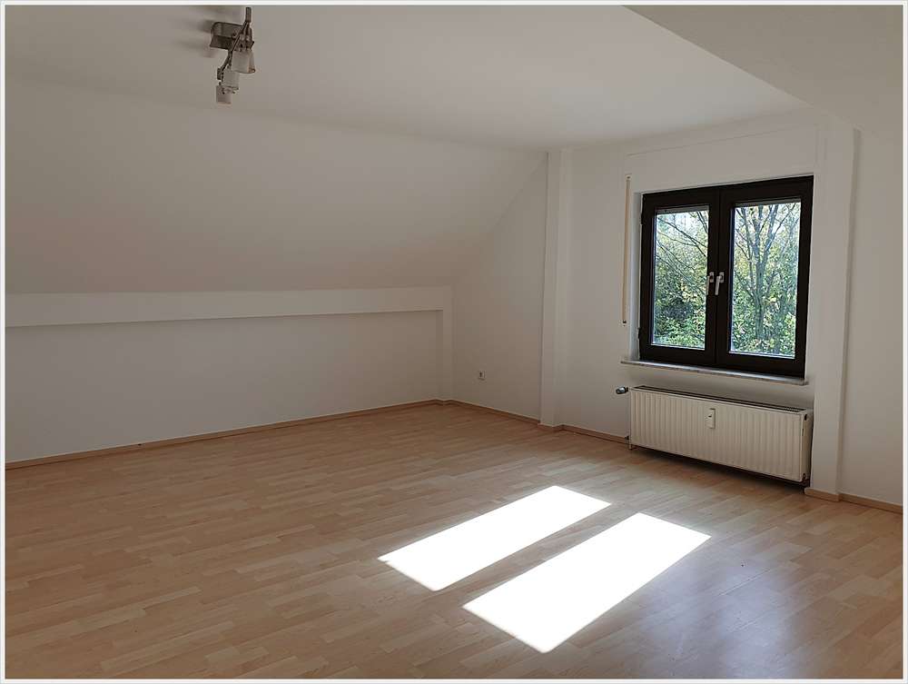 2,5 Zimmer DG Wohnung frei ab 01. Mai 2022***Feldrandlage***