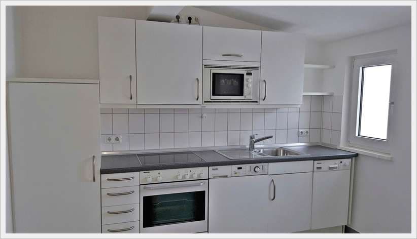 2 Zi. DG Wohnung frei ab 01.03.2024 -Zentrale Wohnlage- Bahnhofsnah