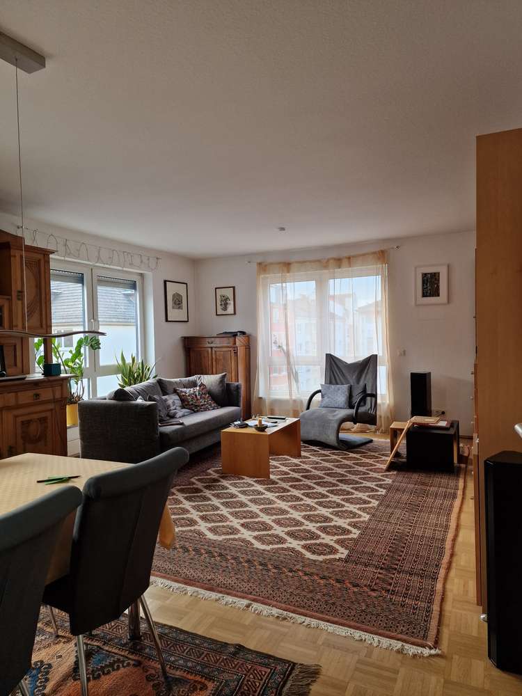 Schnucklige 2 Zi. Whg. mit Loggia und Duplex Tiefgaragenplatz in zentraler Lage der Neustadt