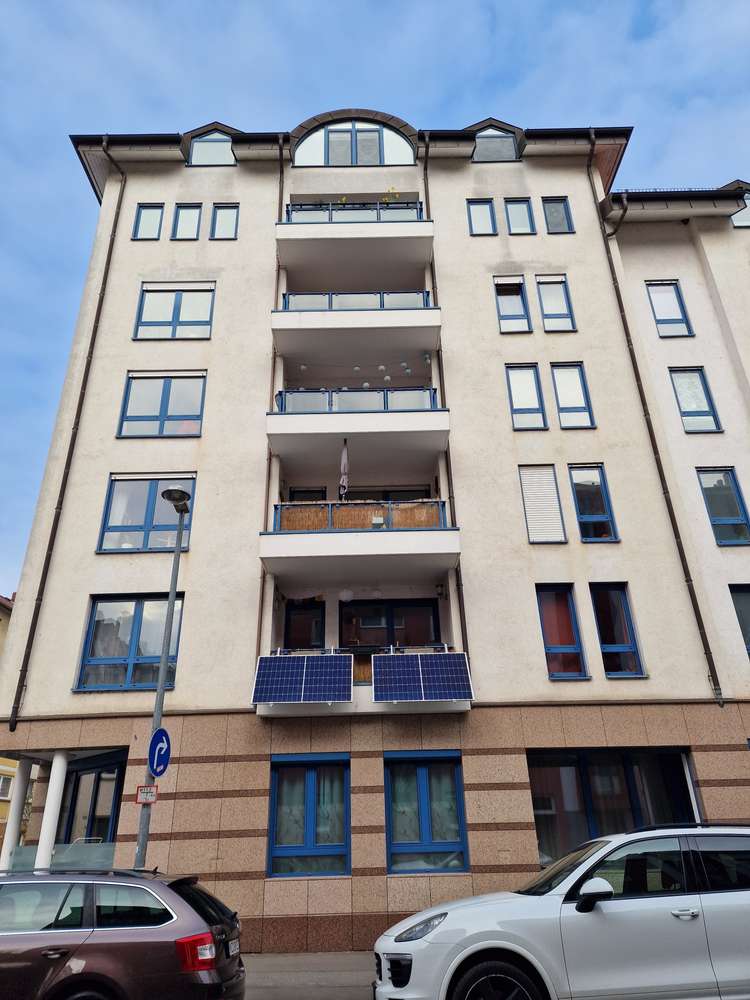 Schnucklige 2 Zi. Whg. mit Loggia und Duplex Tiefgaragenplatz in zentraler Lage der Neustadt