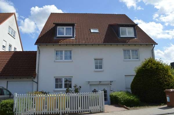 Helle und schön geschnittene 3-Zimmerwohnung mit Balkon und PKW Stellplatz-frei ab 1.8.2015