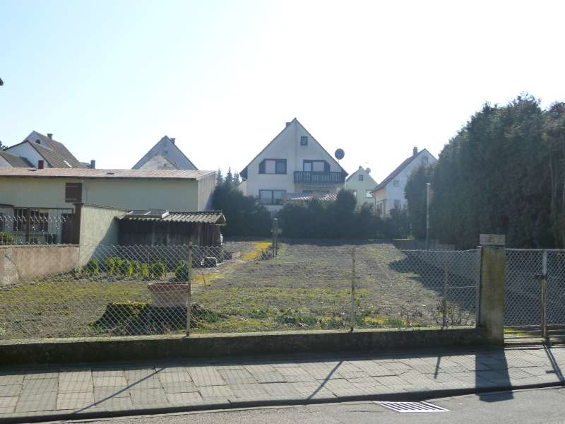 Erschlossendes Baugrundstück in ruhiger Lage***Südaussrichtung***