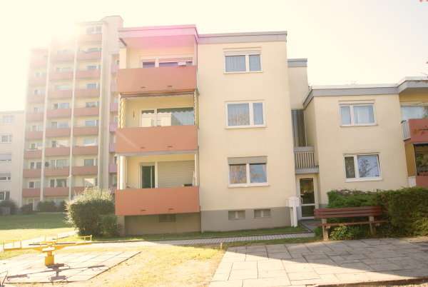 Zentrale Lage ! Tolle geschnittene 2,5 Zi. Hochparterrewohnung mit Kellerraum