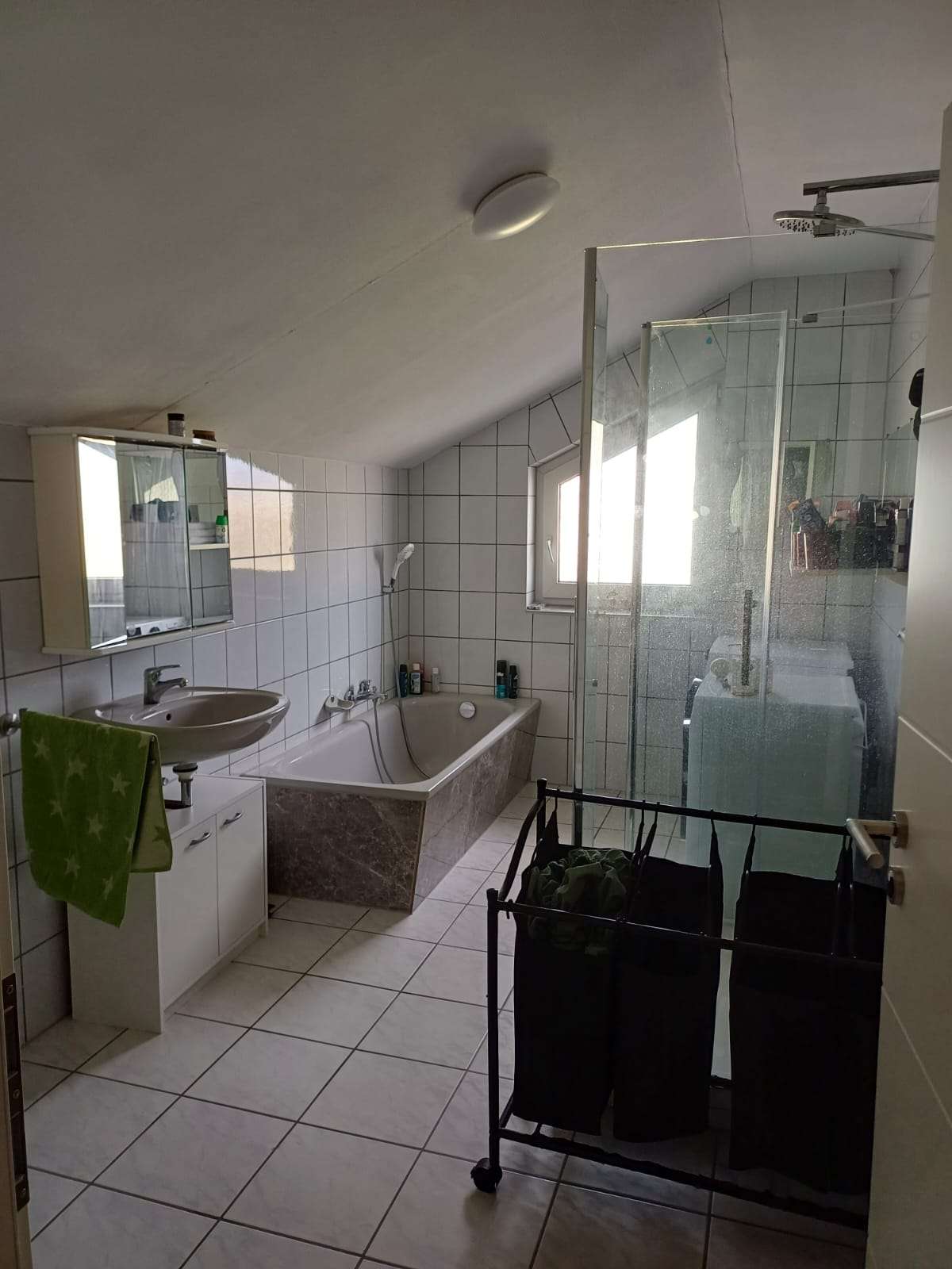 Kapitalanleger gesucht+Vermietete 2 Zi. DG Wohnung inkl. Kellerraum und PKW Stellplatz zu verkaufen