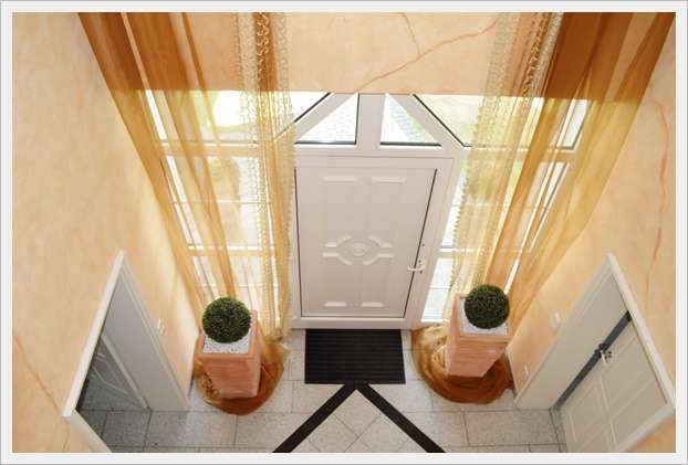 Diese lichtdurchflutete Villa im toskanischen Stil wartet auf Sie