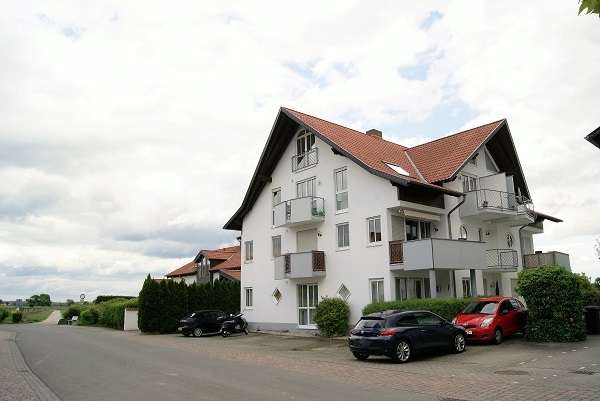 Lichtdurchflutete 3 Zi. Maisonette -Weinbergsnähe- mit 3 Balkonen,2 Bädern,EBK und 2 PKW-Plätze
