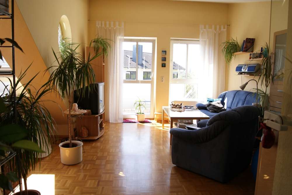 Schön geschnittene 2 Zi. DG-Wohnung mit herrlichem Ausblick, 2 Balkone und 2 PkW-Stellplätze ++++