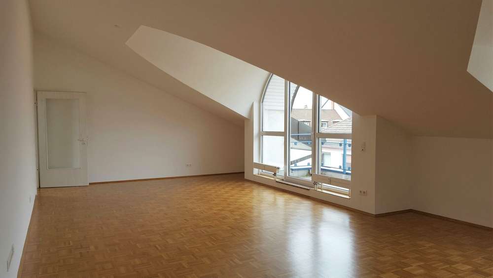 Tolle aufgeteilte 4 Zi. WHG mit 2 Balkone und Duplex Tiefgaragenplatz in zentraler Lage der Neustadt